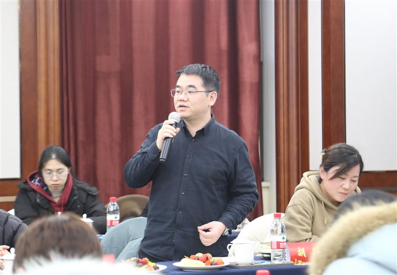 集團與泰州中學聯合舉辦“校企同關愛，勵學助成長”座談會